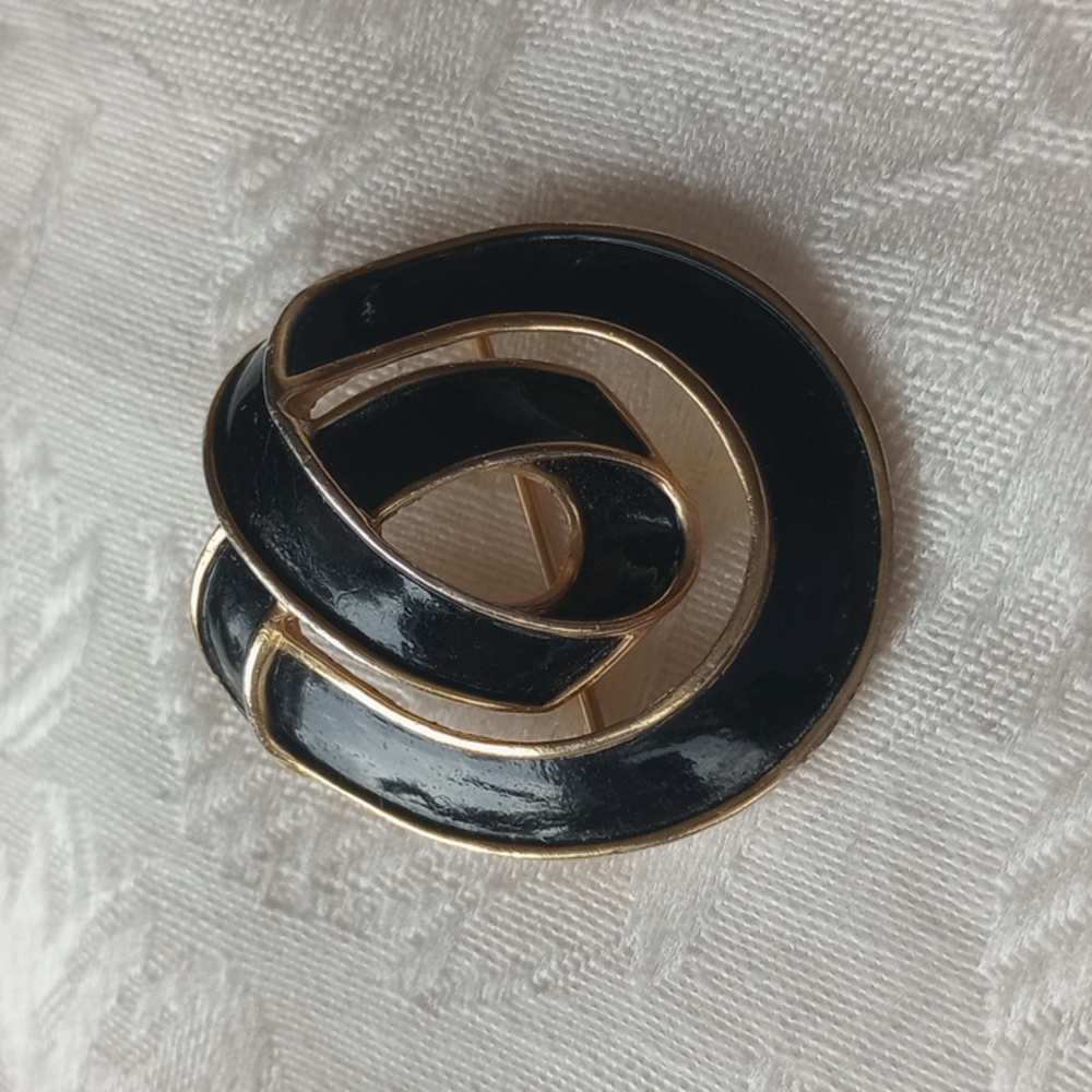 Classy Vintage Trifari black enamel ribbon gold tone Brooch